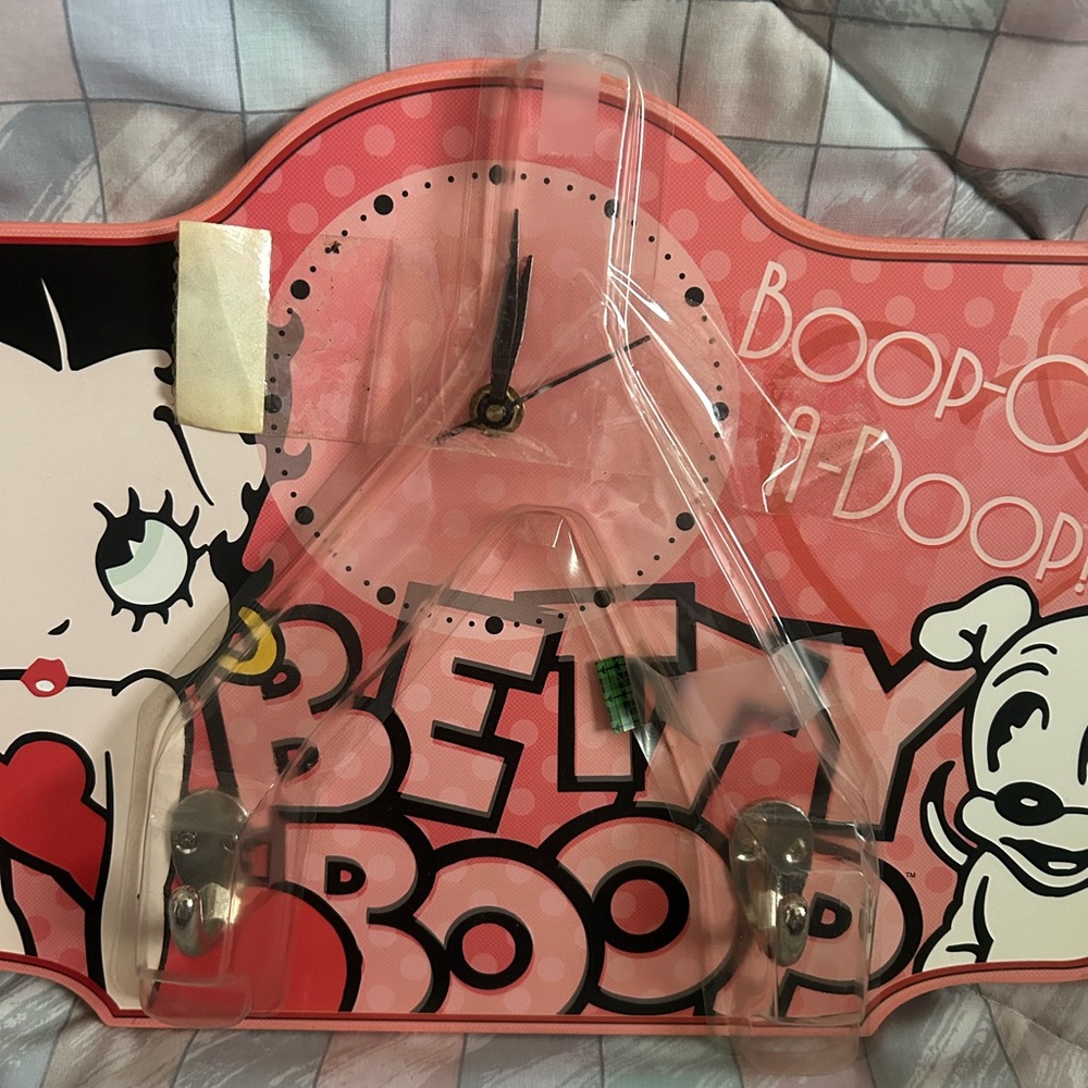 Betty Boop Wall Clock with Hooks - Picture 3 of 13